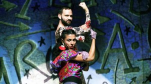 Mihaela Dragan, Lindy Larsson in ROMA ARMEE NACH EINER IDEE VONSandra Selimovic, Simonida SelimovicVONYael Ronen & ENSEMBLEREGIEYael RonenBÜHNEHeike SchuppeliusMALEREI & ARTWORKDamian Le Bas, Delaine Le BasKOSTÜMEMaria Abreu, Delaine Le BasMUSIKYaniv Fridel, Ofer ShabiVIDEOHanna Slak, LUKA UMEKLICHTHans FründtDRAMATURGIEIrina Szodruch